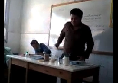 مشهد من الفيديو للمعلم الذي تسبب في الانفجار